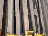 Plusieurs morceaux de bois sont posés sur une palette dans un atelier.