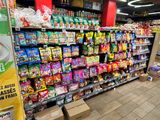 de nombreux types de snacks différents dans les rayons du magasin
