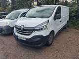 deux camionnettes blanches garées l'une à côté de l'autre dans un parking