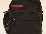 l'arrière d'un sac à dos noir orné d'une étiquette rouge