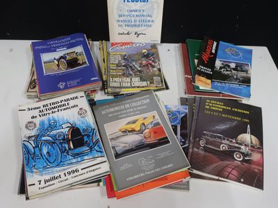 un grand nombre de livres posés sur une table