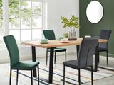 une salle à manger avec une table et des chaises