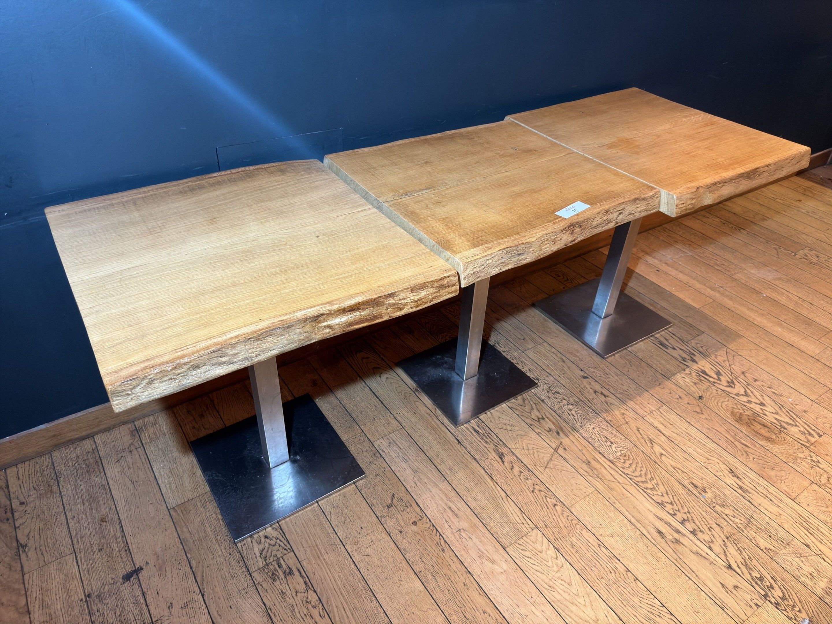 Lot de trois tables de salle à manger à épais plateaux en ch…