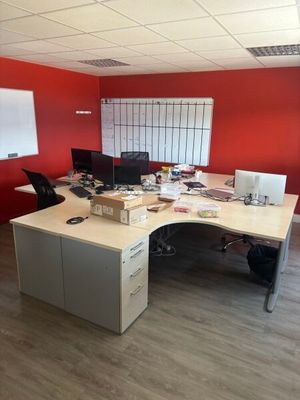 un bureau sur lequel se trouvent deux ordinateurs, dans un bureau