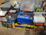 un tas d'appareils électroniques divers posés sur une palette
