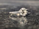 gros plan d'une bague en diamant sur une table