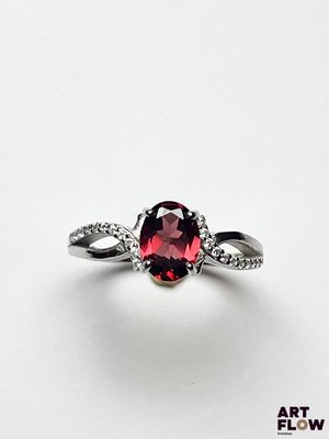 Gros plan sur une bague ornée d'une pierre rouge