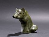 statue d'un ours assis sur une surface grise