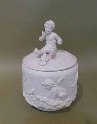 Pot couverts en biscuit à décor d'un enfant au crapaud, 17cm
