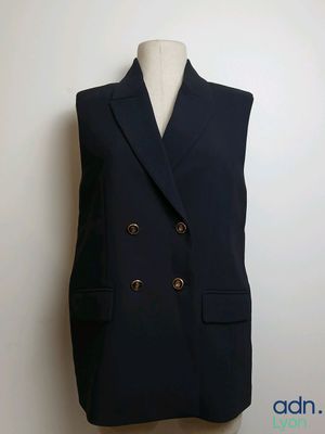 un gilet noir pour femme sur un mannequin, un mannequin, un mannequin, un mannequin, un mannequin, un mannequin, un mannequin, un mannequin