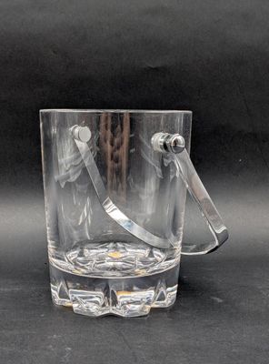 un verre avec une anse posé sur une table noire