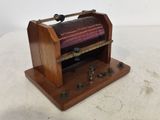 une petite boîte en bois recouverte d'un tissu violet
