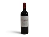 une bouteille de vin rouge posée sur une table blanche