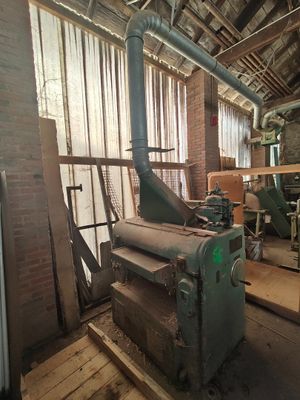 une machine placée au milieu d'une pièce