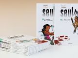 Deux livres sont posés sur une table, à côté d'une pile de livres