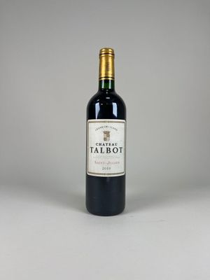 une bouteille de vin rouge posée sur une table blanche