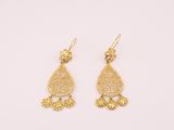 une paire de boucles d'oreilles plaquées or sur fond blanc