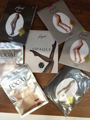 cinq paquets de produits de soins pour les pieds posés sur une table