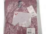 un gros plan d'une chemise dans un sac en plastique sur fond blanc