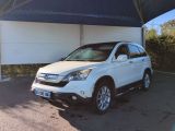 une photo d'une Honda CR-V blanche garée sur un parking