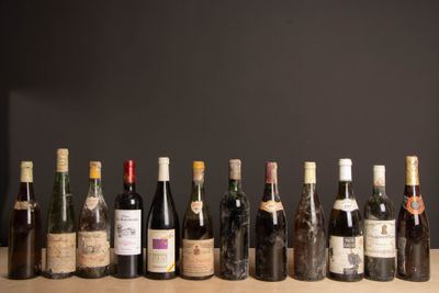 plusieurs bouteilles de vin alignées sur une table