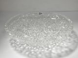 un bol en verre posé sur une table