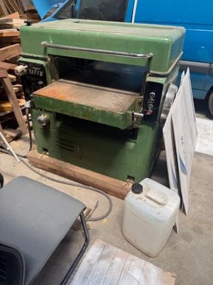 la photo d'une machine qui se trouve dans un garage
