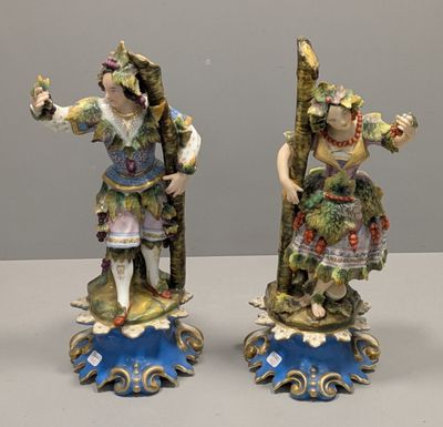 paire de figurines en porcelaine représentant un homme et une femme