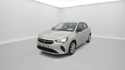 Une voiture blanche est garée dans une pièce blanche au sol blanc.