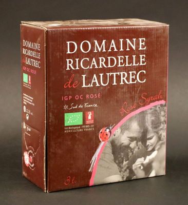 emballage d'une boîte de vin sur laquelle figure l'image d'une femme embrassant un homme
