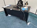 un bureau équipé d'un écran d'ordinateur et d'un clavier