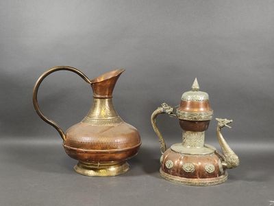 une paire de cruches anciennes en laiton et en cuivre, ainsi qu'un bougeoir