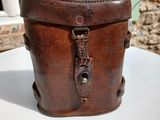 un sac en cuir marron posé sur une table blanche