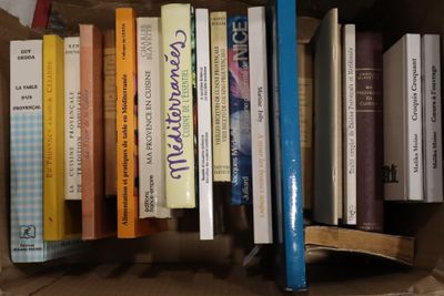 une boîte en carton sur laquelle sont posés plusieurs livres