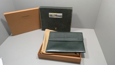Louis VUITTON. Porte document en cuir vert.