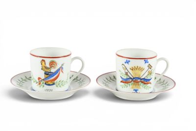 deux tasses et soucoupes ornées d'un motif représentant un homme et une femme