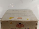une boîte posée sur une table
