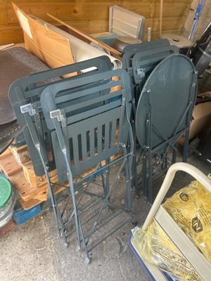 beaucoup de chaises qui traînent dans le garage