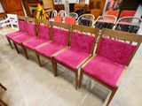 le nombre de chaises alignées dans une pièce