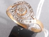 une image d'une bague en or et en diamant sur une surface noire