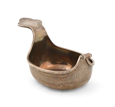 un bol ancien en laiton en forme d'oiseau, muni d'une anse