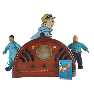 trois figurines représentant un homme et une femme posées sur une radio