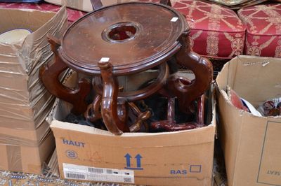 beaucoup de cartons et une table posée par terre