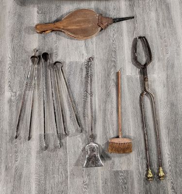 un grand nombre d'outils posés à même le sol