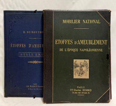 deux livres posés l'un à côté de l'autre sur une table blanche