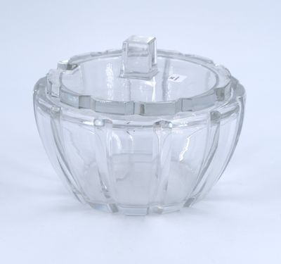 BACCARAT. Bol à punch couvert en cristal taillé.