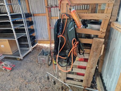 une photo d'un garage où se trouvent tout un tas d'outils