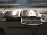 deux balances électroniques posées sur un comptoir dans un magasin