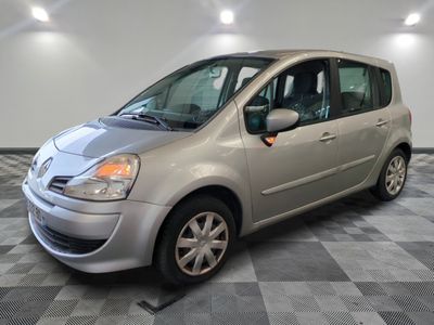 la photo d'une voiture argentée garée dans un garage