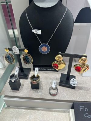 une collection de bijoux exposée dans une vitrine